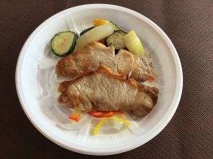 米豚ヒレ肉のピカタ サルサソ-ス 米豚ヒレ肉のピカタ サルサソ-ス